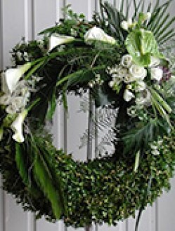 TRADITIONAL GREEN WREATH
